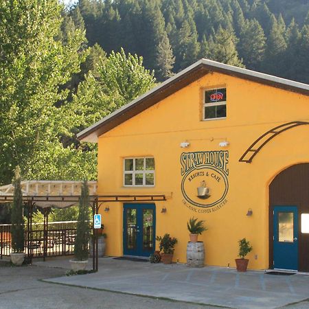 Strawhouse Resorts Big Bar Exterior foto
